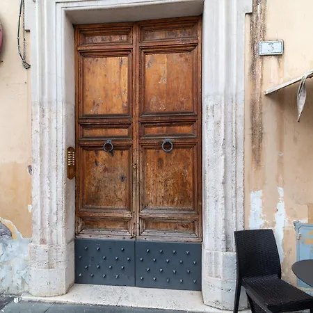 Casa Parlamento, Al Centro Di